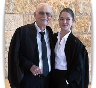 עם הסבא משה קפלנסקי, ז"ל, בבית המשפט העליון. צילום יח"צ
