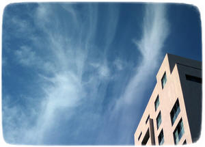 צילום אילוסטרציה של עננים בראש בניין
