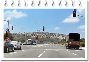 רכב נוסע באור אדום. צילום באדיבות אור ירוק