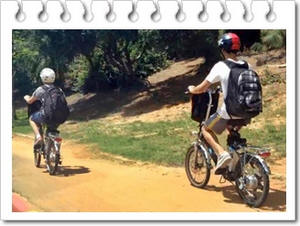 רוכבי אופניים עם קסדה לפי תצלום באדיבות אור ירוק