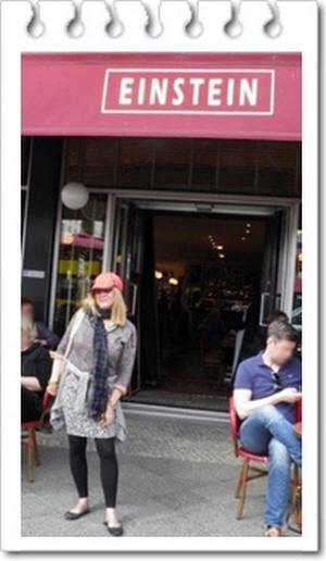 קטיה שורצמן ליד קפה איינשטיין בברלין